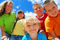 嬰兒打嗝平躺還是側(cè)躺好？抱起來喂點水才最推薦